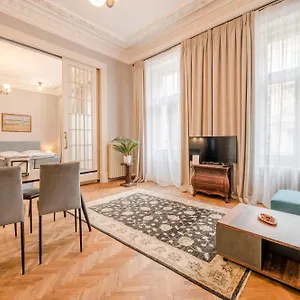 https://palace-petrarca.praguehotelsweb.com