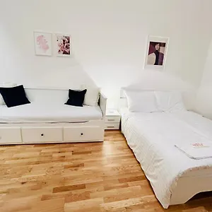 https://apt-newly-built-chain-florenc.praguehotelsweb.com